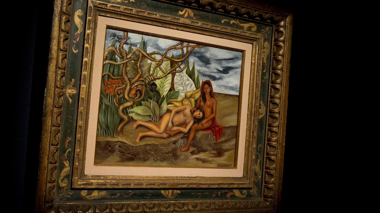 FRIDA KAHLO MARCA NUEVO RÉCORD PARA ARTE LATINOAMERICANO Frida Kahlo recuperó el récord para una obra de arte latinoamericana en subasta el jueves, cuando su cuadro “Dos desnudos en el bosque (La tierra misma)” se vendió por más de 8 millones de...