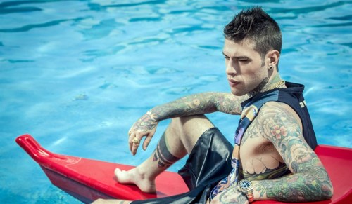 Un mondo senza principi ma solo re bastardi, siamo passati dal baciare i rospi ad ingoiarli. Dove ormai le principesse sono tutte delle Barbie e noi siamo finti e persi come i loro sguardi.
-Fedez