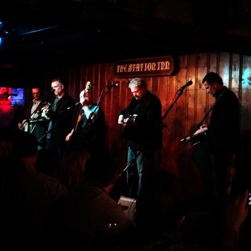 <p>Here’s what’s happening now… #bluehighway #stationinn #soldout #bluegrass #nashvillemandolincamp (at The Station Inn)</p>