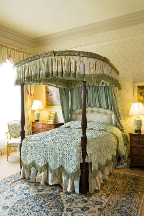 windsorhouseantiques:

George III Period Mahogany and Painted Four Poster Bed http://www.windsorhouseantiques.co.uk/stock/d/george-iii-period-mahogany-and-painted-four-poster-bed/191437 #bedroomgoals #bedrooms #luxury 

