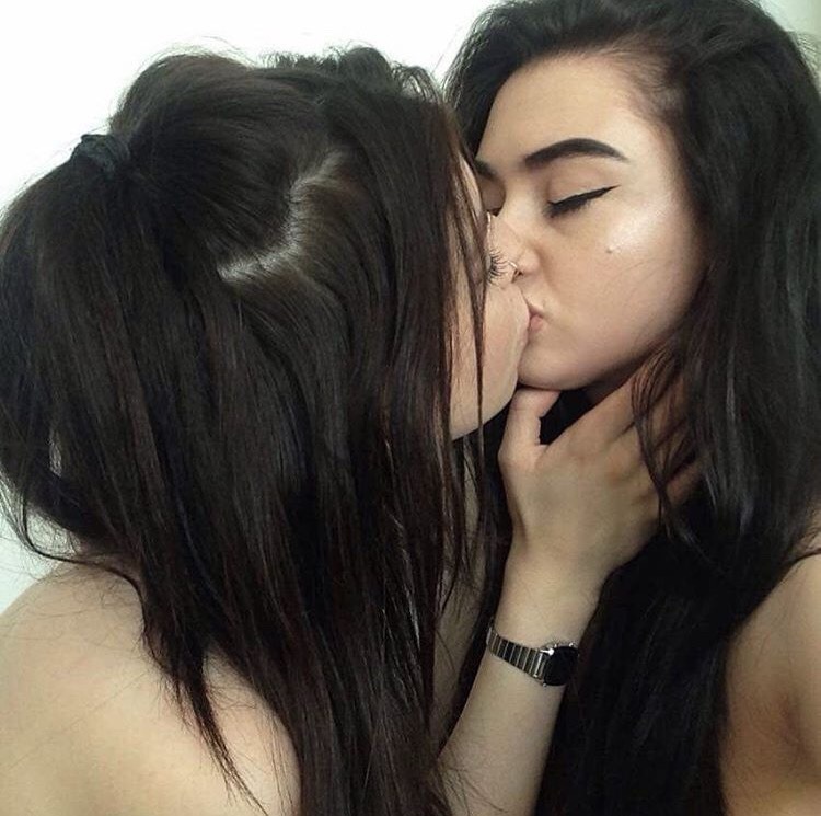 Japonesas lesbicas se beijando