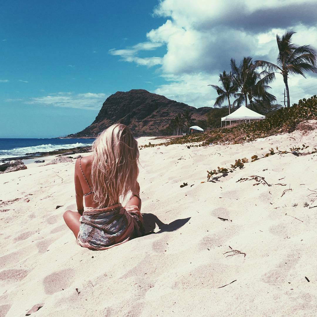 Блондинка отдыхает на пляже