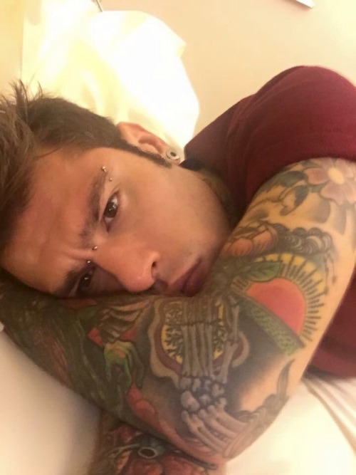 Alla prima volta che credi in un “Ti amo”
e la volta dopo in cui smetti di crederci.
-Fedez