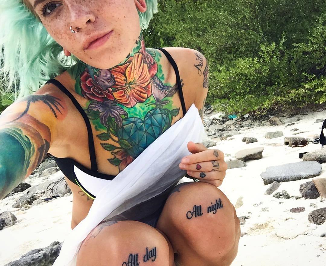 Сексуальная Nina Elle показывает идеальное тело и свои татуировки