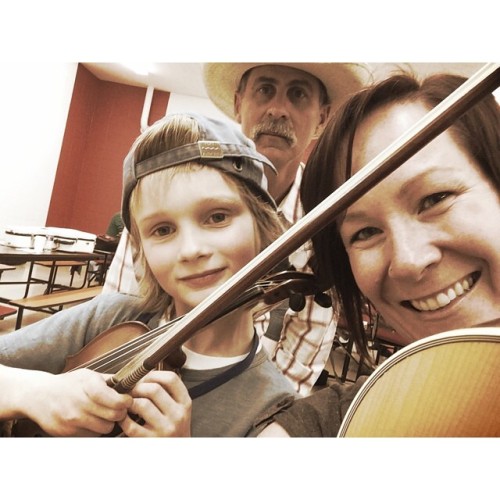 <p>Getting ready for round 2 - bonus Jeff Lincoln #photobomb #weiser #fiddle #fiddlecontest (at Weiser Fiddle Festival)</p>