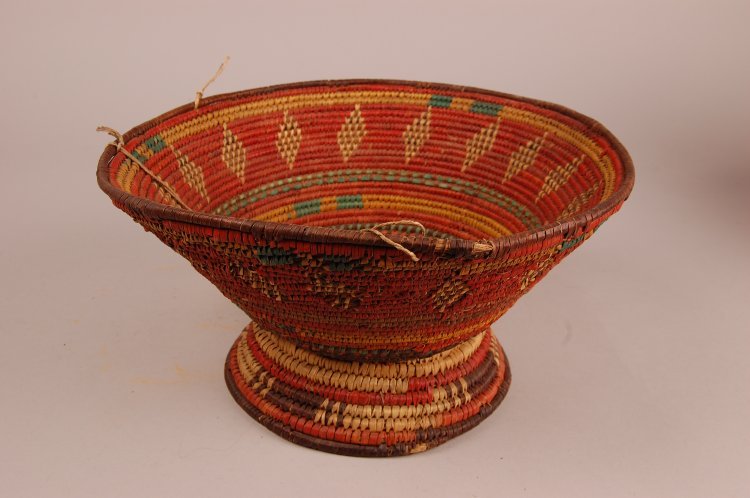 ofskfe:
“Raffia woven basket made in Najran (present day Saudi-Arabia) by Jewish basket weavers.
”