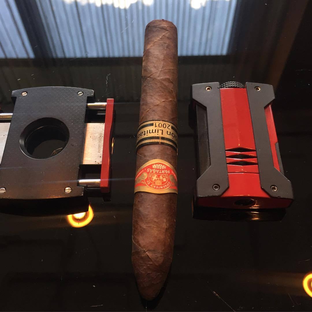 tailoredash:
“When @smellysongsinc breaks out the good stuff… #TailoredAsh #partagascigars #gotrare #cigar #cigarlife (at Davidoff of ATL)
”