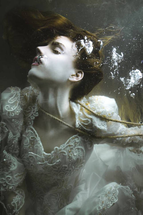 bobbycaputo:



 Underwater Portraits by Mira Nedyalkova