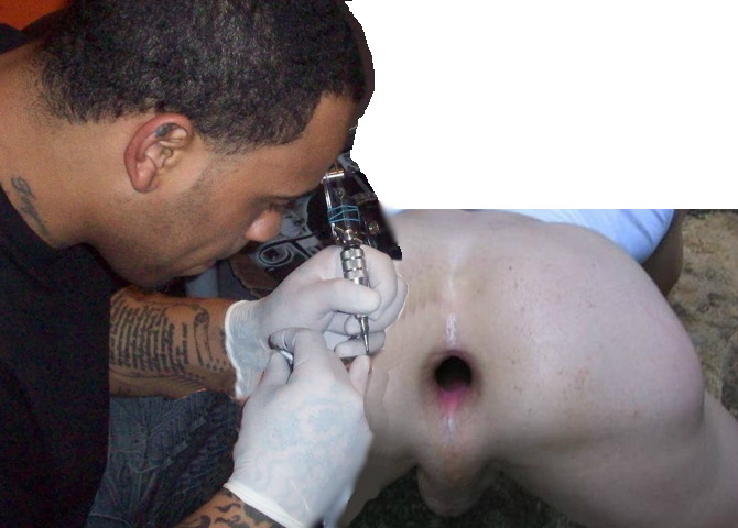 Шлюха с татуировкой на жопе получает хуй в очко от парня голого.