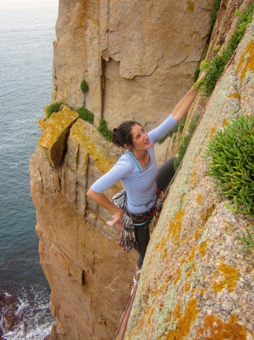 www.boulderingonline.pl Rock climbing and bouldering pictures and news rockclimber-girl: Windy afternoons and seaside climbing prove...