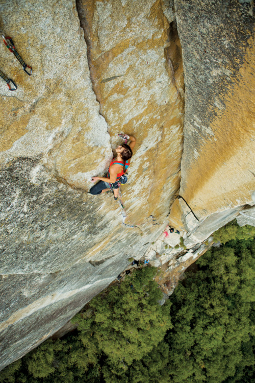 www.boulderingonline.pl Rock climbing and bouldering pictures and news marcommarco: Leslie Timms nears the top of Red Zinger (5.11d)Ph...