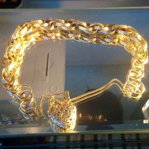 <p>9ct #gold bracelet with #heart lock #forsale @eclectic.shop.co.uk #Hove<br/>
.<br/>
.<br/>
.<br/>
.<br/>
#goldjewelry #goldbracelet #goldjewellery #goldchain #streetstyle #jewelery #jewellerylove #hallmarkedgold #9k #luxurygold #jewelleryshopping #designerjewellery #jewelryaddict (at Eclectic Antiques & Vintage)</p>