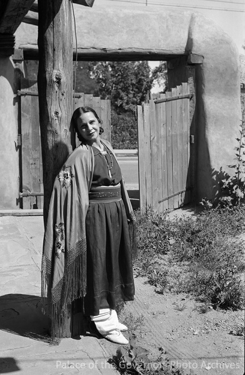 pogphotoarchives:
“ Artist Pop Chalee of Taos Pueblo, New Mexico
Photographer: T. Harmon Parkhurst
Date: 1928
Negative Number 043684
”