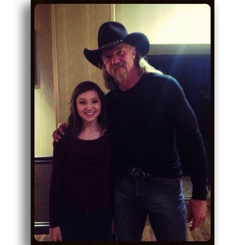 <p>You run into the strangest/tallest people backstage at the #opry #traceadkins @oldskoolmusik #countrymusic #nashville (at Grand Ole Opry House)</p>