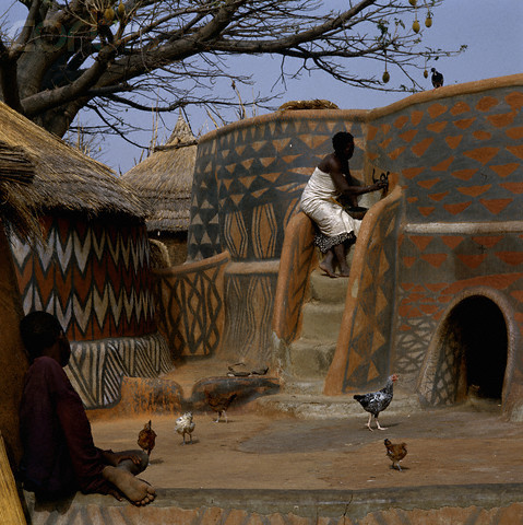 Nankani architecture
Biloa Wenna paints her home
Zecco, Burkina Faso
photographed by Margaret Courtney-Clark