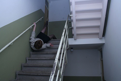 Гламурную мамочку трахает в анал молодой хулиган на полу и ступенях лестницы