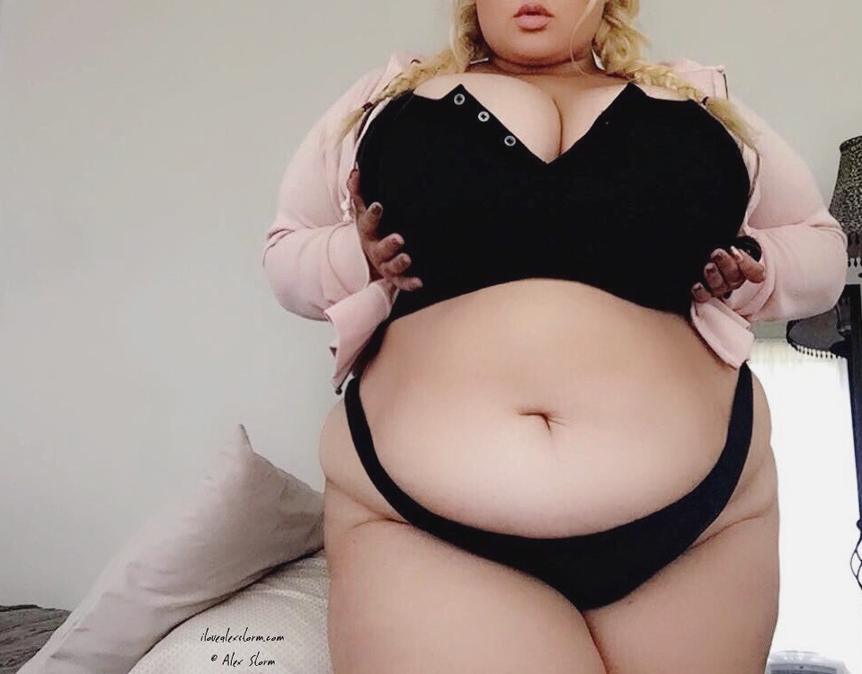 Зрелые толстухи по вебкамере показывают большие сиськи и попы