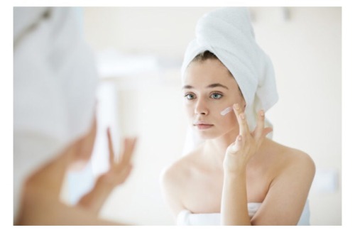 <p>HOW TO CHOOSE A MAKEUP REMOVER? <br/></p><p>
Removing you makeup should be, every night, the first step of your beauty routine, but you still have to figure out what product best suits you among all the available choices. What makeup remover should you choose and how should you apply it to prepare your skin for cleansing? <br/></p><p><b>Cleansing milk </b><br/></p><p>To softly remove makeup from dry and reactive skins, cleansing milk is perfect because it eliminates impurities from the surface of the skin without an irritating effect. For very dry skins, it can also be used to cleanse the face morning and night. Try the <b><a href="http://www.physio-dermastore.com/brands.php#!/Gala-Dermaliss-Gentle-Cleansing-Milk-120ml/p/13397158/category=3102457" target="_blank">Dermaliss</a></b> (Action de Gala), practical with its 2-in-1 formula that is soft enough to use on the eyes. <br/></p><p>Using your fingers or a coton pad, massage in circular motion on the skin until the makeup is dissolved. Rinse with water. <br/></p><p><b>Biphasic lotion </b><br/></p><p>
Essential to remove waterproof makeup, it is composed of an aqueous phase and an oil phase. Ideal to remove clinging makeup, biphasic lotion acts rapidly and softly on the eyes but is not recommended for the rest of the face. Very soft, the <b><a href="http://www.physio-dermastore.com/brands.php#!/Bioline-Daily-Ritual-Gentle-Eye-Make-up-Remover-Biphasic-100ml/p/54720017/category=14525040" target="_blank">Gentle Biphasic Makeup Remover</a></b> (Bioline) leaves the skin clean and lashes supple. <br/></p><p>Soak a coton or a cotton bud in lotion, then wipe the lashes from the root towards the tip. Rinse with water. <br/></p><p><b>Micellar water </b><br/></p><p>Micellar water is a liquid made of water and micelles, which are very small phospholipids that attract and retain impurities. It is ideal to remove makeup at night and to freshen up the skin in the morning, but it is not effective on waterproof makeup.<b> <a href="http://www.physio-dermastore.com/brands.php#!/Gala-Micell-175ml/p/54635183/category=3102457" target="_blank">Micell</a>’s</b> (Action de Gala) 175 ml bottle and 3-in-1 formula make it a staple for all your trips. <br/></p><p>
Apply micellar water on a coton and massage on the skin. Little extra: no need to rinse! <br/></p><p>
<b>Makeup removing wipes </b><br/></p><p>Very simple to use, the wipes tend to dry the skin and to be a bit ineffective. They are not recommended for dry skin as the friction between the wipe and the skin can be irritating, but they can still be handy when you want to spend less time in front of the mirror. <br/></p><p><b>Finish your night routine with a cleanser, a tonic lotion and a moisturizer. All of your products have to be chosen according to your skin type and the desired action to give you comfort and efficiency. Ideally, you should consult your aesthetician who will analyze your skin and give you personalized recommendations, providing you all the tricks you need to maintain a healthy-looking skin!</b></p>