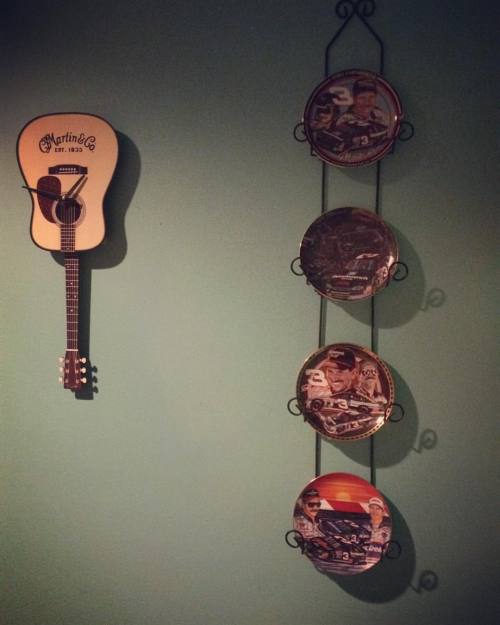 <p>Finally got a display rack for the #daleearnhardt collector plates we got from @tylerandal Because decor should be thoughtful and classy. #martinguitar #3 (at Ridgetop, Tennessee)</p>