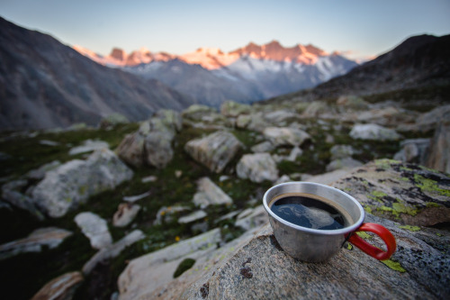 www.boulderingonline.pl Rock climbing and bouldering pictures and news hugovincent: Coffee sunrise in the mountains, what else?