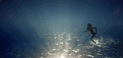 Mulher correndo embaixo d'agua