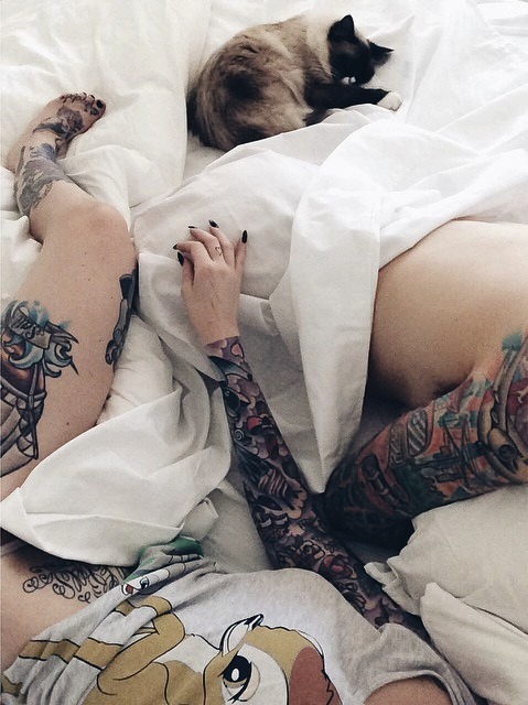 Татуированная блондинка в изысканной маске трахается в постели