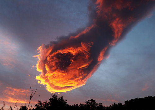 Stunning cloud formation appears above Portugal. People call It “The Hand Of God”. (Source)