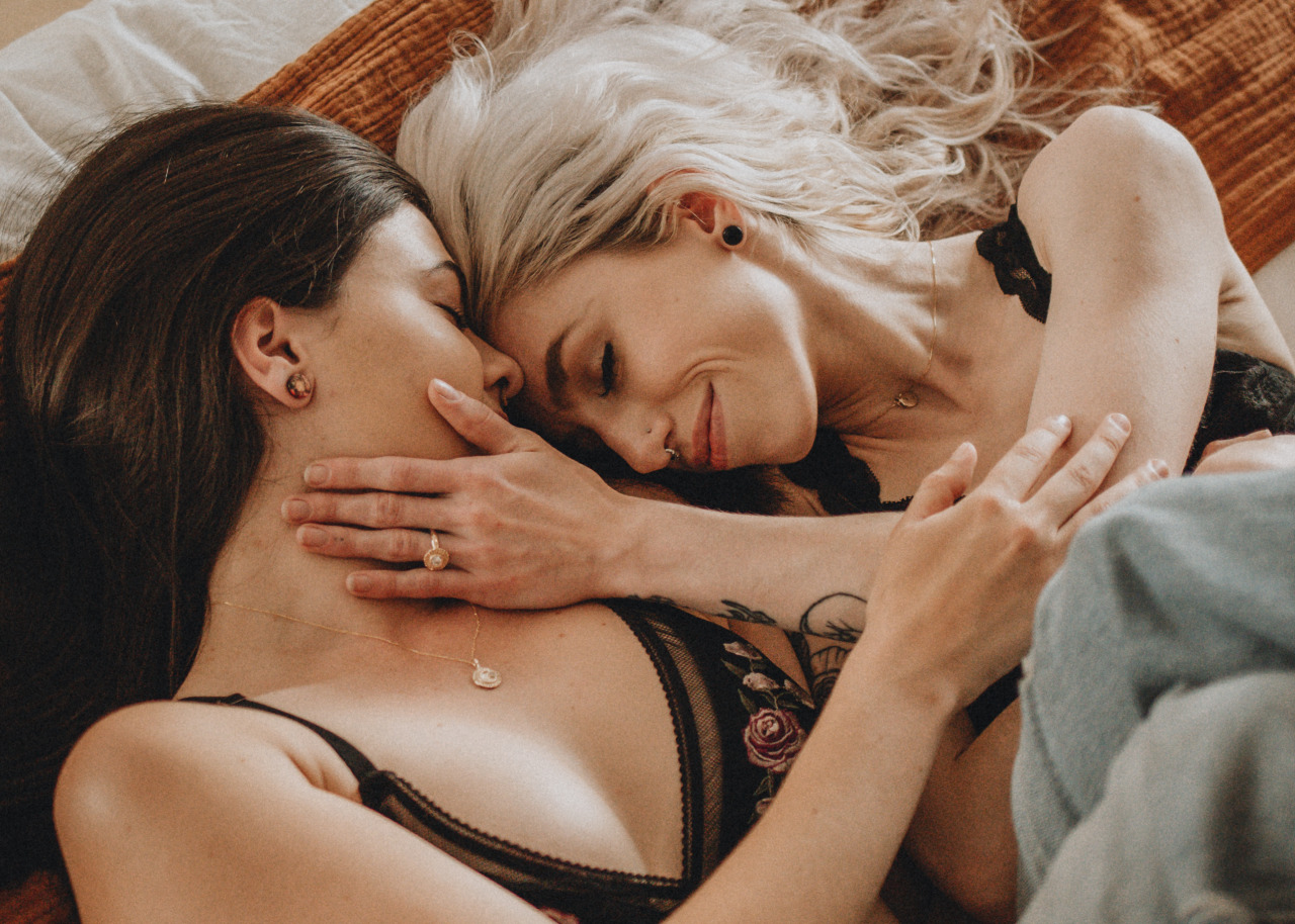 Лесбиянки увлекаются позерством на кровати