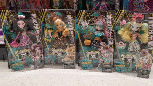 beamonsterhighfan:
“ Deluxe Shriek Wrecked (Draculaura & Count Fabulous, Rochelle Goyle & Roux, Lagoona Blue & Neptuna) and Dayna Treasura Jones found at Toys’R’US (Champaign, IL)
Credit to Meg Piepenbrink
”