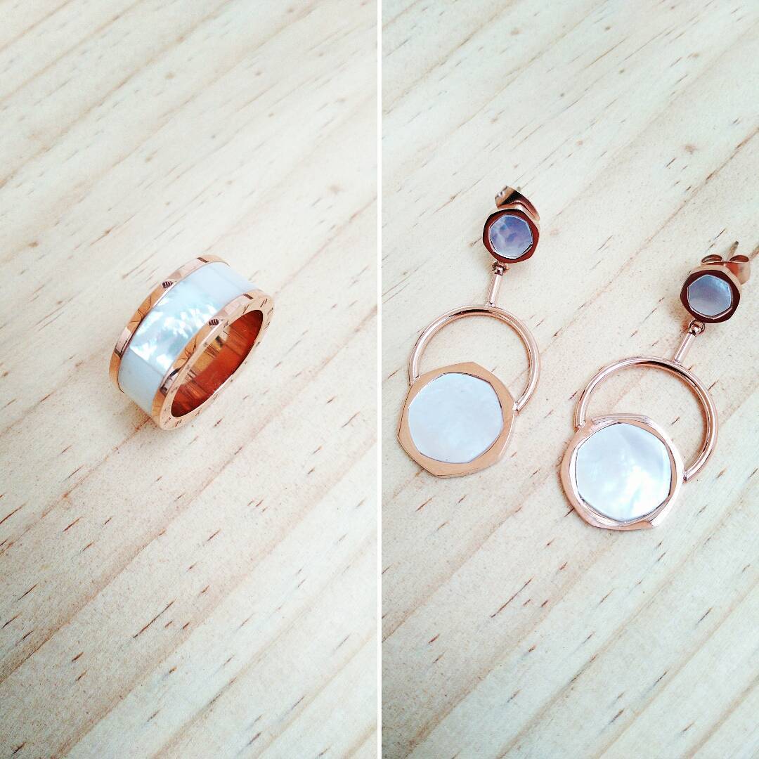Mira que conjunto más mono para la primavera, anillo y pendientes de acero con baño