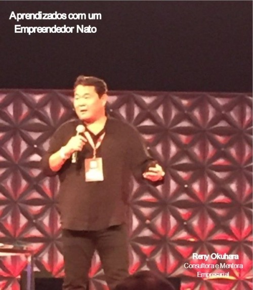 <p>
Para quem já assistiu uma palestra do Robinson Shiba, entendeu bem o que é um empreendedor nato. Para quem não o conhece, ele é o fundador das redes China In Box e Gendai, além de ser um dos jurados do Programa Shark Tank Brasil. Eu tive a oportunidade de assisti-lo na semana passada no Rakuten Expo 2018.<br/><br/>Ele comentou que teve vários desafios que eu resumi abaixo:<br/><br/>- Insight: como precisou trabalhar em um restaurante chinês nos USA que fazia entregas, teve a ideia de trazer este modelo ao Brasil.<br/><br/>- Pesquisa de Mercado: por um bom tempo foi na hora do almoço e da janta conhecer todos os restaurantes chineses que pode. Queria saber o preço, o que serviam, como era o público e as suas embalagens.<br/><br/>- Diferenciação: ele pediu para colocar fotos dos pratos chineses nos folhetos que eram entregues em casa; e fez a cozinha com vidro para que o público pudesse ver a higiene e a limpeza. Tudo isso em 1992 quando não era comum estas ações. <br/><br/>- Costumes do Clientes: quando abriu a primeira loja, os clientes acharam que era loja de box de banho ou academia de box, já que o logo da China In Box ele pediu para não ser nem de dragão e nem de panda, queria algo que o diferenciasse. Sem contar que os consumidores achavam que era um problema de esquecimento na fabricação os papéis dentro dos biscoitos da sorte. E no caso do Gendai, queriam comprar os rachis com elástico para usar o elástico no cabelo. <br/><br/>- Divulgação: por 6 meses ele doou 20 caixinhas por dia de yakisoba. Ele doava para os porteiros dos prédios para eles distribuíssem os folhetos (com foto dos pratos) aos moradores dos prédios. <br/><br/>- Inovação: por 20 anos fez a divulgação com o mesmo tipo de folheto, nada online. Quando percebeu o porquê as vendas estavam caindo, decidiu investir em tecnologia. Hoje 40% do orçamento é investido nesta área. Segundo o Shiba, “é preciso acompanhar os novos hábitos dos consumidores”.<br/><br/>E você, o que você tem feito para o seu negócio em relação a novos insights, a concorrência e aos novos entrantes, diferenciação, entender como o cliente vê o seu negócio, divulgação e inovação (que não precisa ser necessariamente tecnológica)?<br/><br/>Se precisar de ajuda para planejar ou implementar melhorias de alguns destes itens, entre em contato comigo! Terei o prazer de trabalhar esta questão com você.<br/><br/>Desejo que você tenha muitos aprendizados de Sucesso para compartilhar!!! Afinal, o seu Sucesso é o meu Sucesso!!!!<br/><br/><br/>Abraços e bons negócios,
<br/></p><figure class="tmblr-full" data-orig-height="1080" data-orig-width="1609"><img src="https://66.media.tumblr.com/3eeec45365acb8ff7b73f003b13eda95/tumblr_inline_pgcutovFJd1trxd7c_540.png" data-orig-height="1080" data-orig-width="1609"/></figure><p>Consultora e Mentora Empresarial</p>