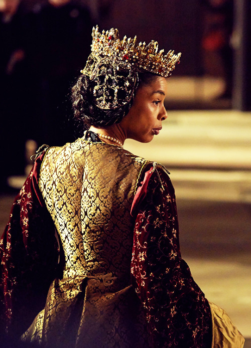 notabuddhist:
“ fuckyeahcostumedramas:
“ Sophie Okonedo in ‘The Hollow Crown: Henry VI’ (2016). x
”
spoiler: she is majestic in this
”