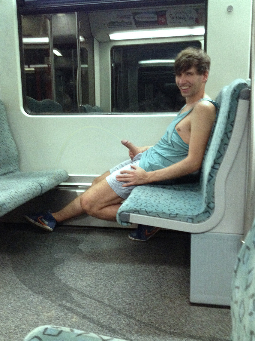 frontalpisser:
“pissing on the train
”