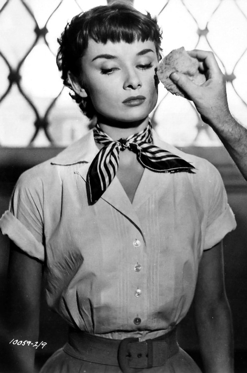 missingaudrey:
“ “ Audrey Hepburn gets a final makeup retouch on the set of Roman Holiday in 1952
” ”