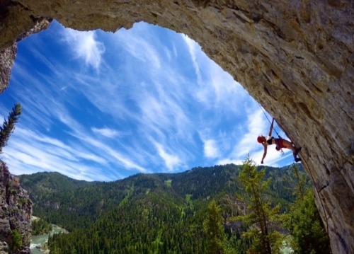www.boulderingonline.pl Rock climbing and bouldering pictures and news celestialsloth: Climbing some steep jugs at Cueva de la Cabra...