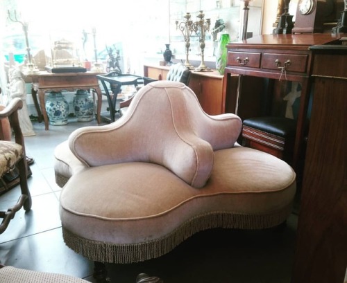 <p>A #Victorian #Love settee!<br/>
.<br/>
.<br/>
.<br/>
#antiques #antiquefurniture #englishantiques #brightonrocks #interiors #1stdibs #homesweethome #homedecor #myhouseidea #architecture #imperial #neoclassical #19thcentury #antik #artpiece #curiosité #interior4you1 #antiquesshop</p>