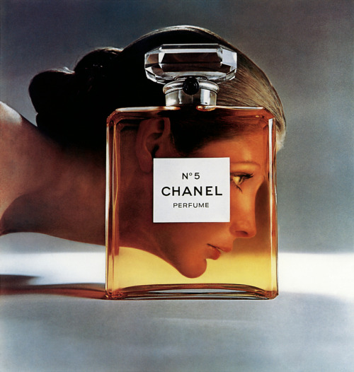 <p>Vicki Hilbert in an advertising campaign for Chanel Nº 5, photographed by Richard Avedon, 1960.</p>