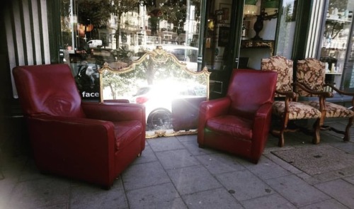 <p>Pair of #red leather chairs, gilt frame #mantlepiece mirror and a pair of #French fauteuil chairs #forsale #Eclectic #Hove<br/>
.<br/>
.<br/>
#interiordesign #giltmirror #clubchair #fauteuil #antiqueFrench #vintageshop</p>