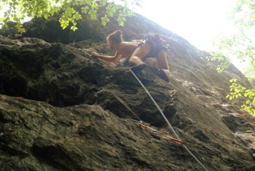 www.boulderingonline.pl Rock climbing and bouldering pictures and news thatclimbergirl: The sweat literally dripping from everywhere