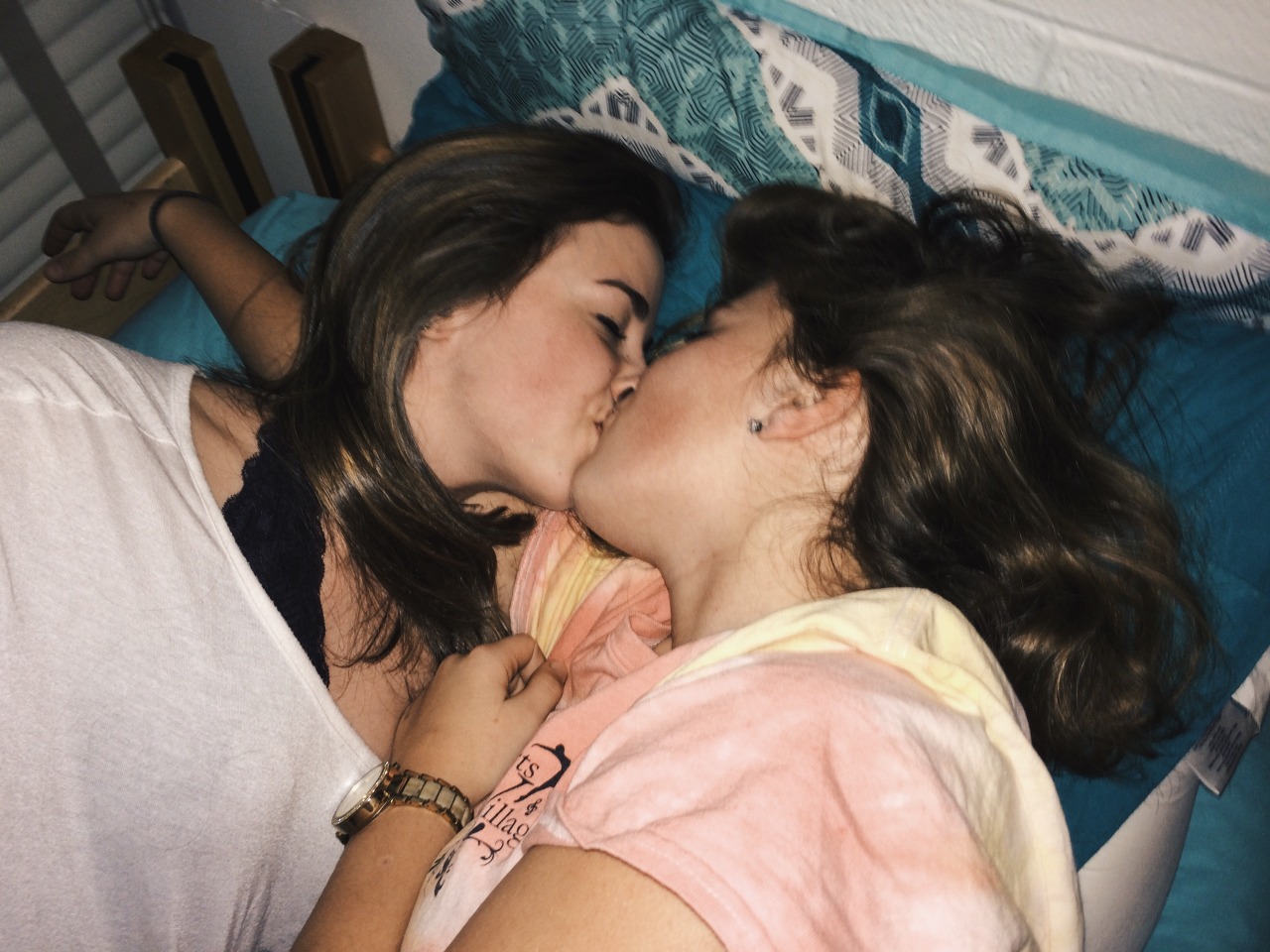 Две русские лесбиянки радостно трахаются с общим любовником