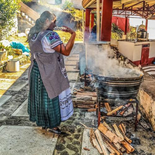 santiagosavi: “Señora cocinando los tamales y el atole. Michoacán, México. #atole #tamales #mexico #michoacan #gastronomia #mexicanfood #comidamexicana #gastronomiamexicana #mexicoandando #cooking #cocinando #mexicolindo #amazing #food (en Pátzcuaro,...