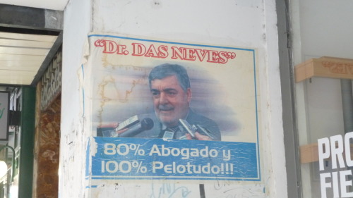 Visto hace unos minutos nomás, sobre la calle Lavalle, en la pachorrienta ciudad de Buenos Aires…
Sobre este sujeto, actual gobernador de una provincia argentina, hace escuela…
Susana -hace unas horas nomás- me comentó casi risueña e inocentemente...