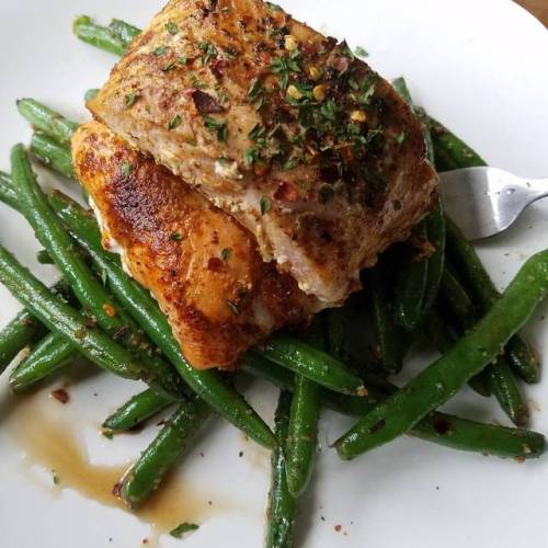 <p>back to that clean eating… #food #foodporn #healthyfood #salmon #greenbeans</p>