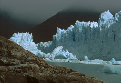 20aliens:

ARGENTINA. Lago Viedma. Ice blocks.1978.Rene Burri
