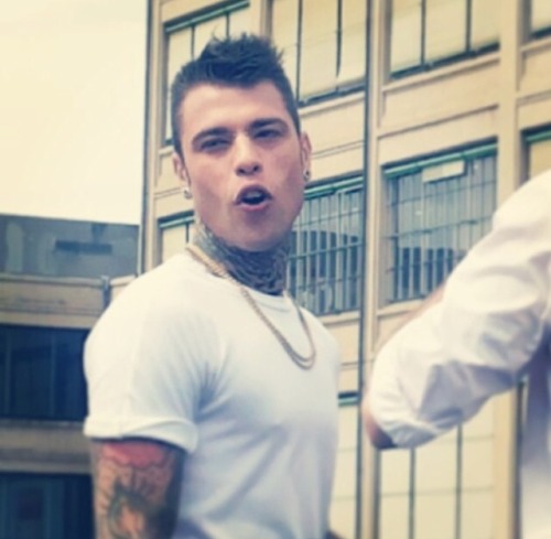 Questo è Fedez con le sue scelte impopolari inconsapevole di essere carne fresca per gli squali.
-Fedez