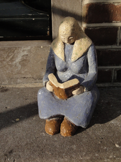 slightlyignorant:
“ “small ceramic figure on the front steps of a house on the Oudegracht in Alkmaar”
Photograph by jimforest
”