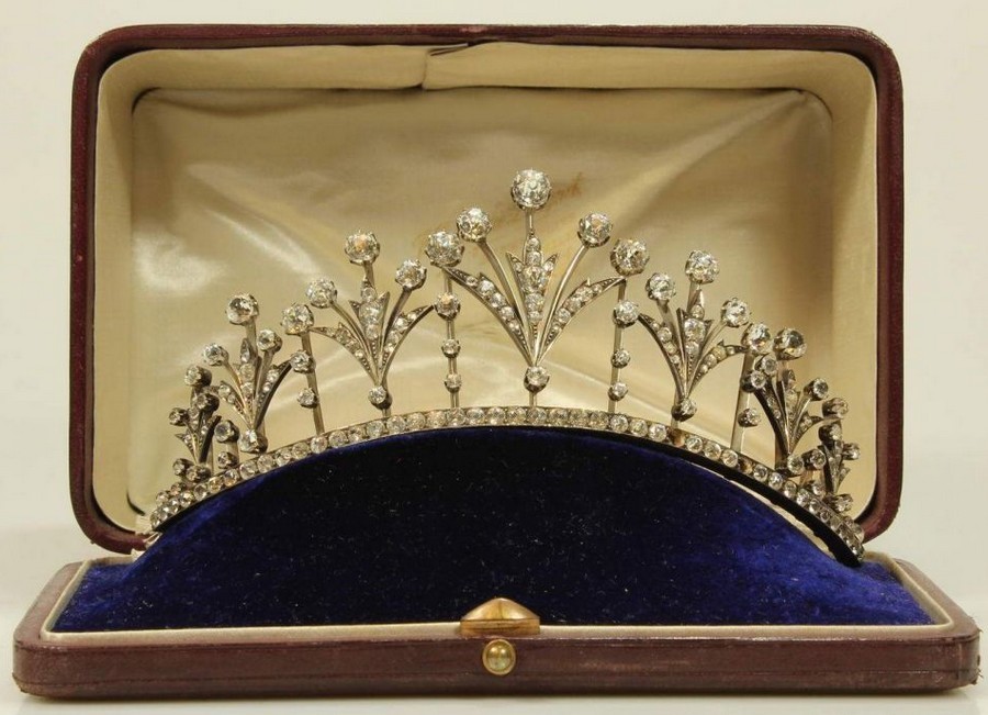 carolathhabsburg: Beautiful 1900s diamond tiara in its case.