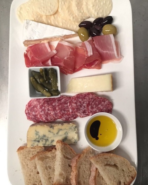 <p>Enjoy our new vignerons tasting plate for two every weekend with a glass of Cuttaway Hill wine at the cellardoor #visitsouthernhighlands #visitnsw #nswwine #wineandcheese #wineandfood #wineanddine #foodandwine #winetasting #winetime #winetasting #wineoclock #wine #food (at Cuttaway Hill Wines)<br/>
<a href="https://www.instagram.com/p/BmCoAw-AWQ1/?utm_source=ig_tumblr_share&igshid=17kwxom94lpzd">https://www.instagram.com/p/BmCoAw-AWQ1/?utm_source=ig_tumblr_share&igshid=17kwxom94lpzd</a></p>