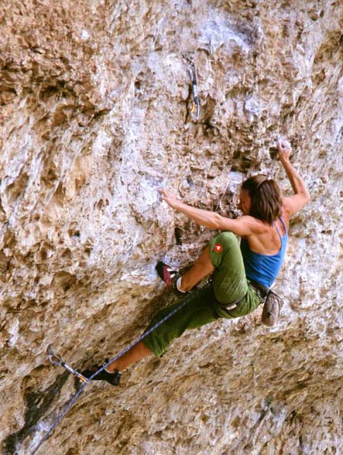 www.boulderingonline.pl Rock climbing and bouldering pictures and news Lucy Creamer redpoint Abregnief 8b at St. Leger du Ventoux