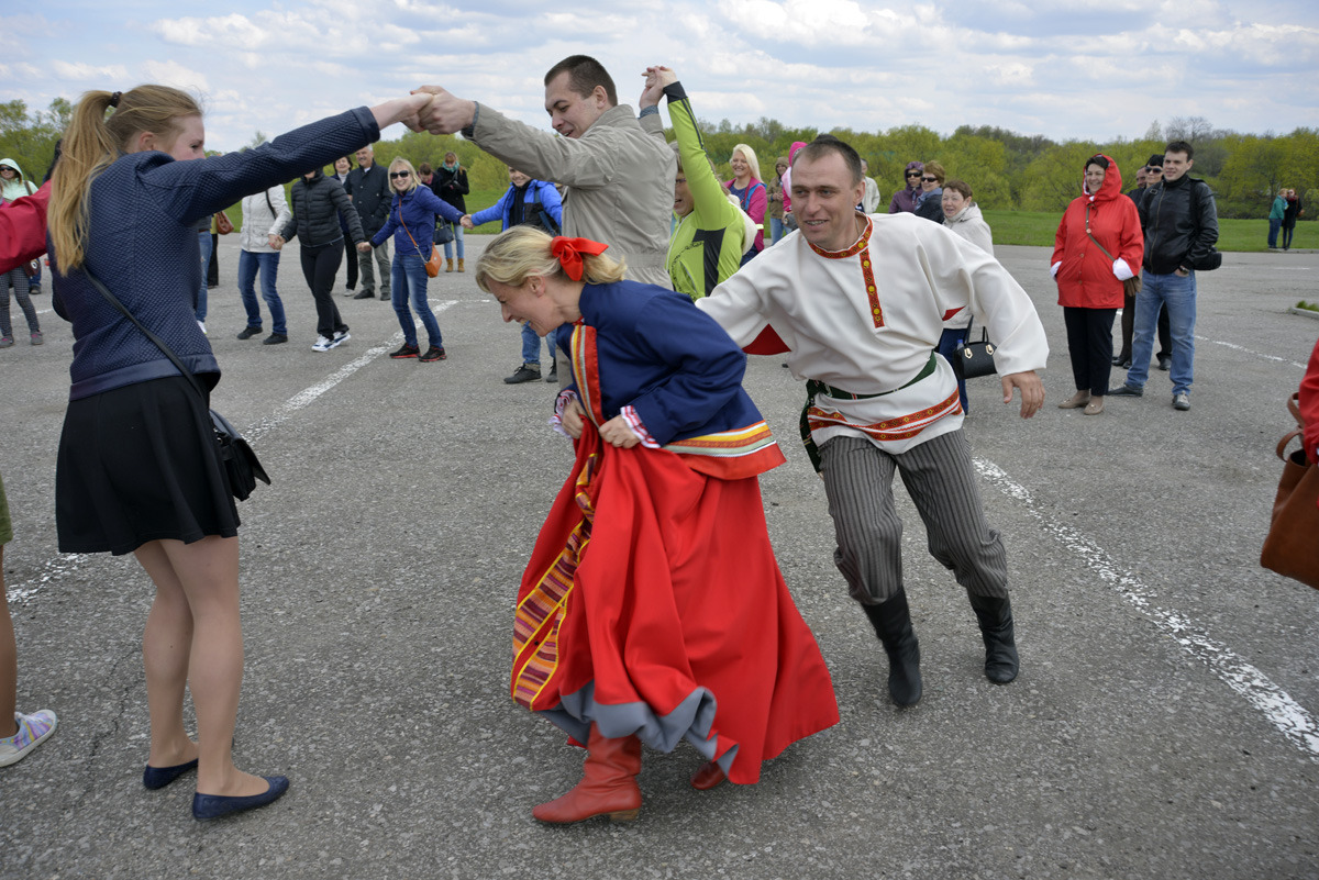Народные гуляния на празднике Пасхи в Лермонтово